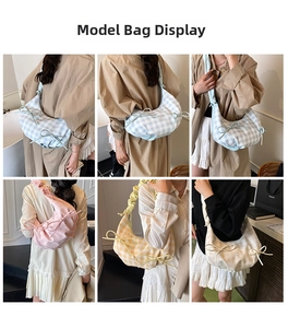 Detailansicht der karierten Hobo-Tasche mit verschiedenen Farben und Schleifendetails