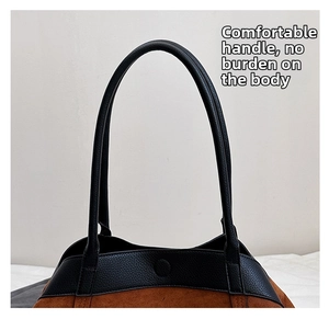 Detalle de costuras y textura en bolso tote bicolor con asas delgadas y elegantes