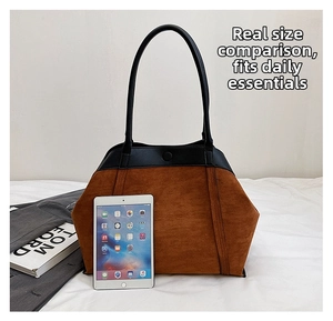 Vista detallada del bolso tote de ante que muestra la capacidad interior con un iPad mini