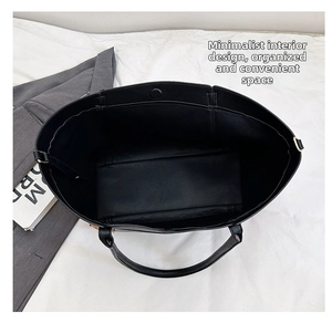 Vista superior del bolso tote negro que muestra el interior espacioso y grano lichi