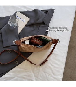Vista dettagliata dell'interno spazioso della borsa intrecciata beige con finiture in pelle e zip