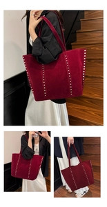 Détail du sac cabas en daim bordeaux avec plusieurs rangées de clous en métal argenté