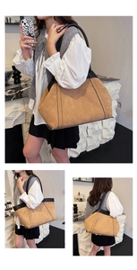 Vista de detalle del bolso tote de ante sintético caqui con elegantes bordes negros