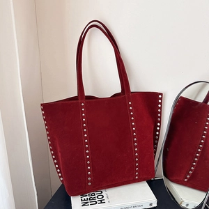 Μεγάλη σκούρα κόκκινη σουέτ τσάντα tote με ασημένια τρουκς και διπλά λουριά ώμου