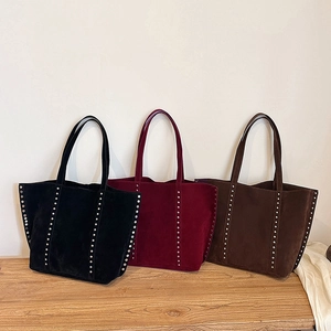 Lot de trois grands sacs cabas en nylon avec rivets argentés en noir, bordeaux et marron
