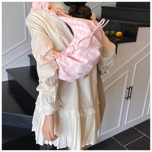 Detailansicht der rosa karierten Hobo-Tasche mit Schleifen-Kordelzug und Falten-Design