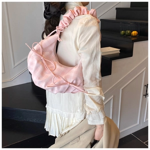 Detail der rosa karierten Mondsichel-Tasche mit Schleifendekor und gerafftem Schultergurt