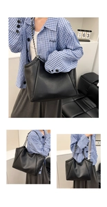 Détail du sac cabas en cuir grainé noir avec bandoulière chaîne porté sur un mannequin