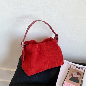 Elegante borsa a mano in pelle scamosciata rossa con fibbia argentata e design