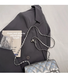 Détail du sac matelassé argenté avec boucle à bille réglable pour la longueur de la chaîne