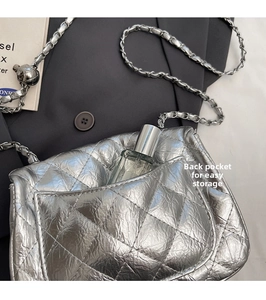 Détail du mini sac argenté matelassé avec poche arrière montrant le rangement