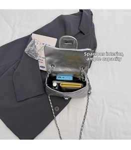 Vue de dessus de l'intérieur d'un sac argenté montrant l'espace pour batterie et portefeuille