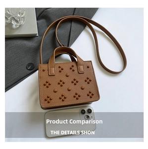 Mini sac bandoulière marron avec rivets et comparaison de taille avec un smartphone