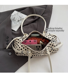 Ruime binnenkant van de polkadot tas met ruimte voor telefoon en cosmetica