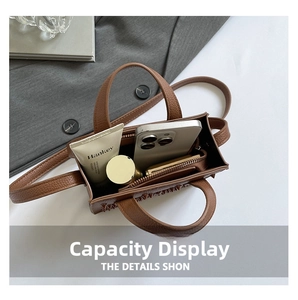 Vue intérieure du mini sac carré en cuir marron avec espace pour téléphone et accessoires