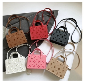 Vue détaillée de six sacs en cuir texturé avec motifs floraux de rivets en relief