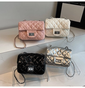Gros plan de quatre sacs bandoulière en cuir matelassé avec chaînes en plusieurs couleurs