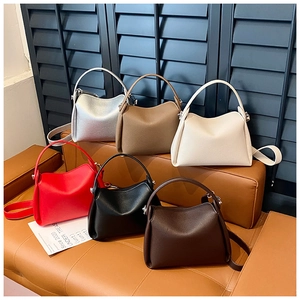 Sacs à main en cuir grainé en six couleurs avec des détails en métal argenté