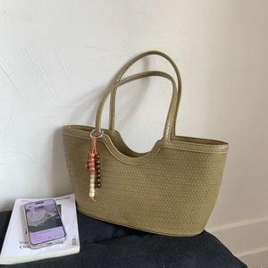 Sac cabas panier tissé main vert olive avec pompons en perles bohèmes et breloques