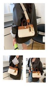 Detalle del bolso tote de lona con ribete de cuero marrón y colgante de cuentas de madera
