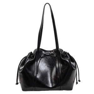 Glänzende schwarze Schultertasche mit Kordelzug und Schleife für Damen im Retro-Stil