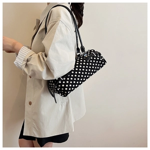 Detailweergave van grote Boston tas met klassiek zwart-wit stippenpatroon