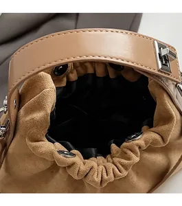 Détail de la fermeture à fermoir magnétique sur ce sac à main vintage en daim marron