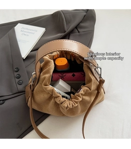 Vue détaillée montrant l'intérieur spacieux et la doublure en daim du grand sac seau
