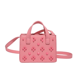 Mini sac cabas rose minimaliste avec clous décoratifs et bandoulière amovible