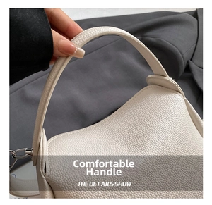 Détail du sac seau en cuir grainé blanc avec crochets métalliques argentés