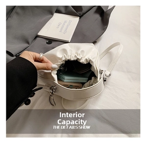 Capacidad interna del bolso de hombro plisado blanco con espacio para móvil y maquillaje