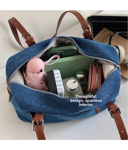 Interno spazioso della borsa in denim blu con spazio per gadget e oggetti quotidiani