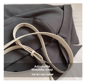 Détail de la bandoulière réglable en cuir beige avec boucle argentée pour sac à main