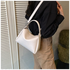 Gros plan détaillé du sac à bandoulière blanc crème avec texture en cuir grainé de qualité