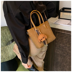 Koreanische braune PU Leder Handtasche mit süßem Plüsch Hund Anhänger und Schultergurt.
