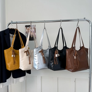 Bolsos tote grandes de cuero sintético retro en cinco colores con borlas