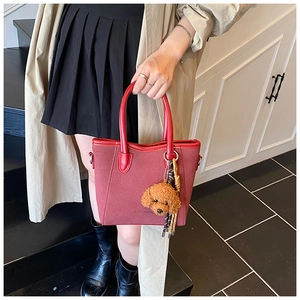 Modische rote Damen Handtasche Umhängetasche Shopper mit niedlichem Plüsch Hund Anhänger