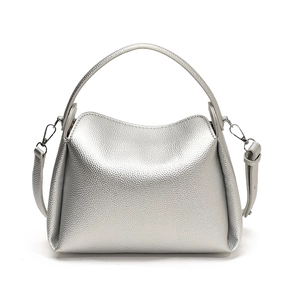Sac seau argenté à motif litchi avec bandoulière réglable et poignée supérieure