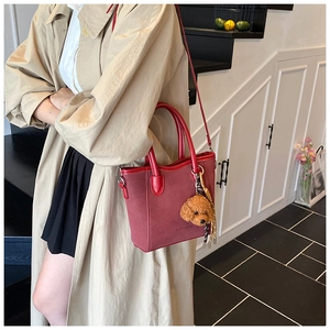 Koreanische rote Damentasche, lässige Handtasche Umhängetasche mit niedlichem Plüsch-Hundeanhänger.