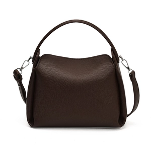 Détails du sac seau en cuir marron foncé à motif litchi avec finitions métalliques