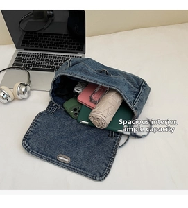 Vue intérieure du sac en jean offrant un grand espace pour iPad, parapluie et objets quotidiens