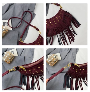 Détails d'un sac à bandoulière en daim bordeaux avec franges et clous dorés