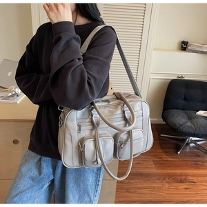 Dettaglio borsa grigia multitasche con design a doppio manico e texture in pelle morbida