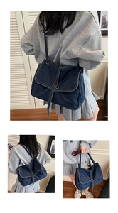 Détail d'un grand sac bandoulière en denim avec ferrures vintage et rabat de fermeture