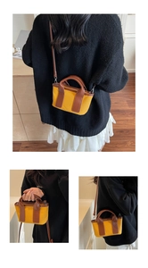 Dettaglio di una mini borsa in tela gialla e pelle marrone con tracolla e manici fini