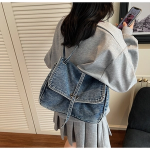 Vue arrière du sac à bandoulière en denim sur un mannequin montrant la taille et le style