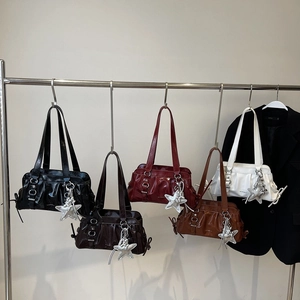 Women's pleated shoulder bag in five colors with metallic star pendant and glossy finish