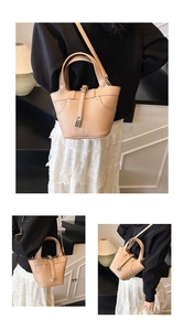 Trois vues d'un sac seau en cuir beige grainé avec poignée et bandoulière amovible