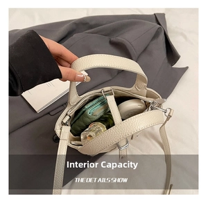 Capacité interne du sac seau en cuir blanc cassé avec portefeuille et parfum
