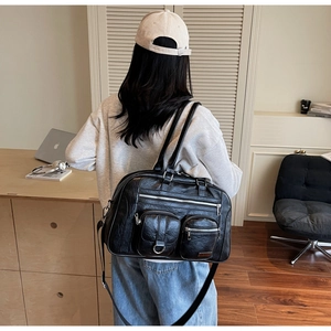 Borsa da viaggio in pelle PU nera con doppie tasche frontali e tracolla sulla spalla